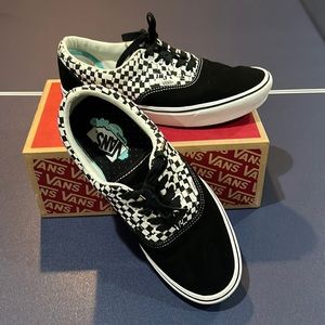 Vans mens 9.5 comfycush black white shoes